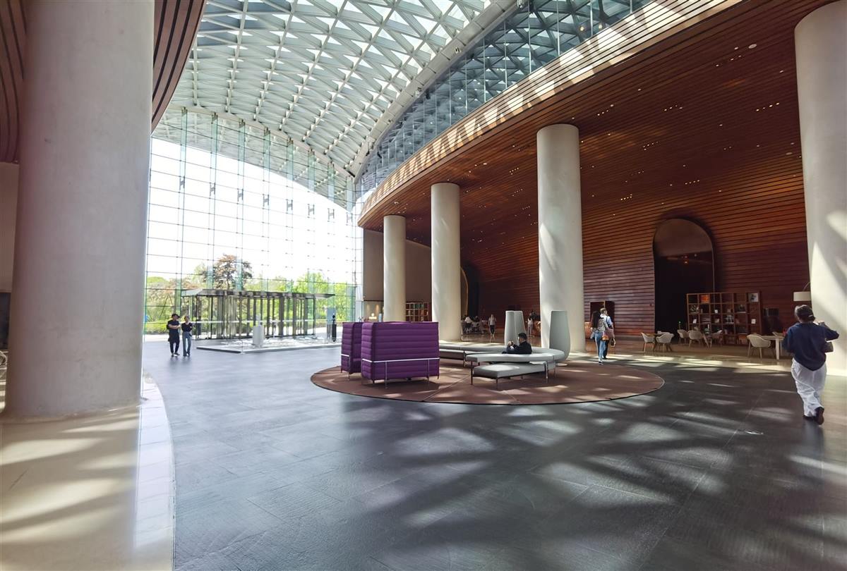启皓中心大堂休息区与会客空间实景