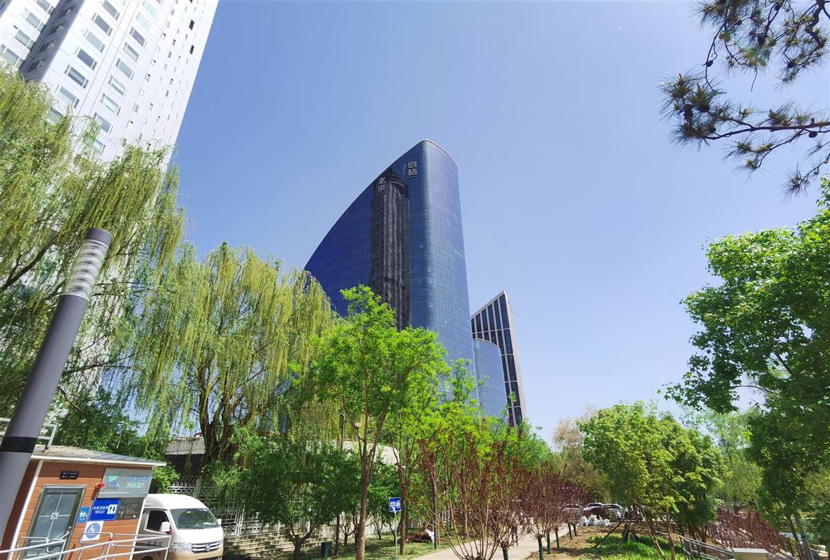启皓中心塔楼立面与园区绿化实景