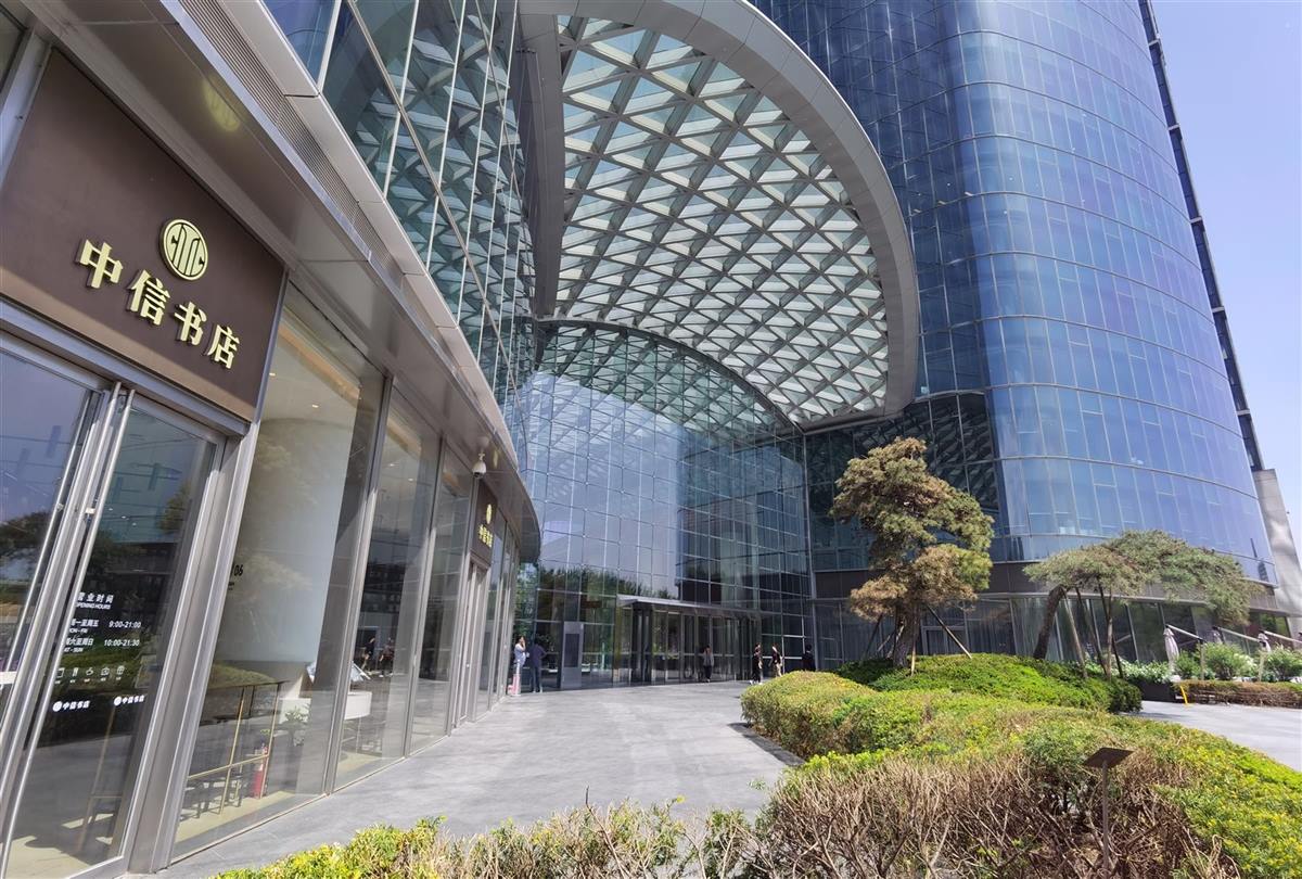 启皓中心底商中信书店与塔楼入口雨棚实景